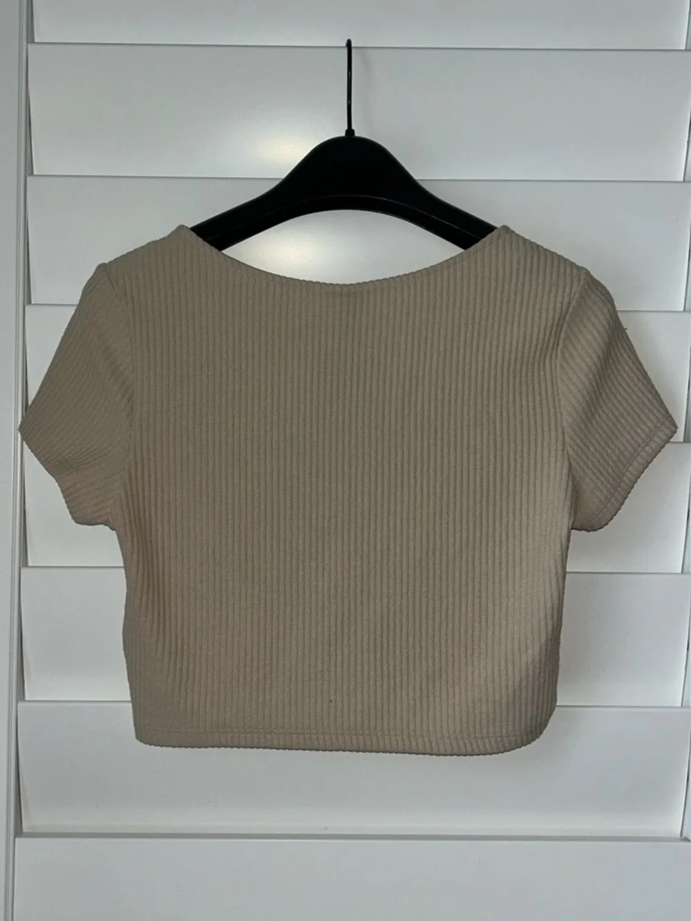 H&M Beige Ribbed V-Neck Short Sleeve Crop Top with Butterfly Clasp - Picture 2 of 4